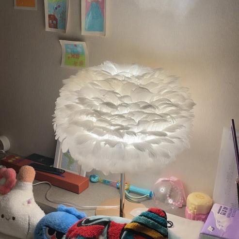 Jolie lampe de chevet ronde en plumes