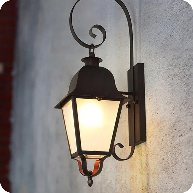 Colonial Outdoor Wall Light