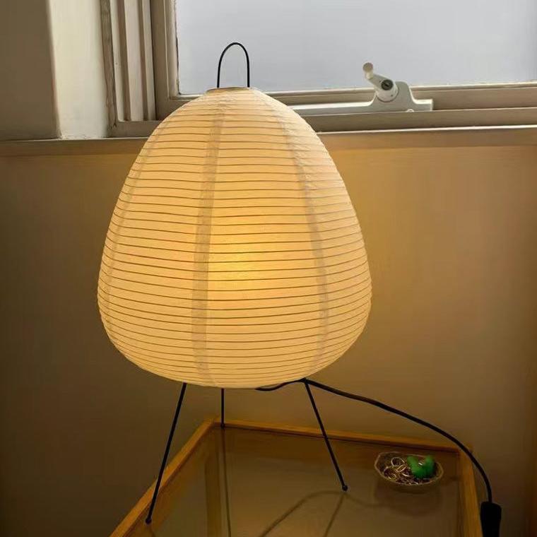 Lampe de table en papier à trépied japonais