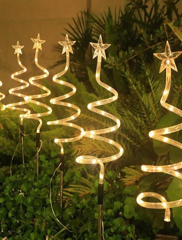 Luz cálida para acampar al aire libre en el césped de Navidad