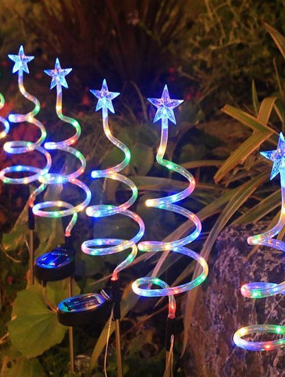 Luz cálida para acampar al aire libre en el césped de Navidad