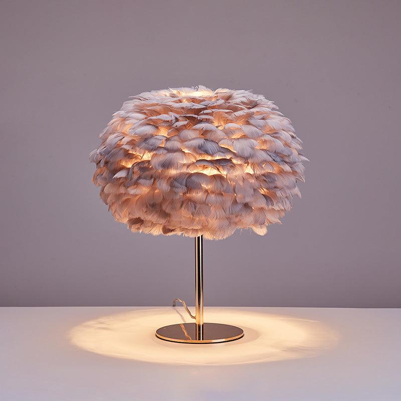 Jolie lampe de chevet ronde en plumes