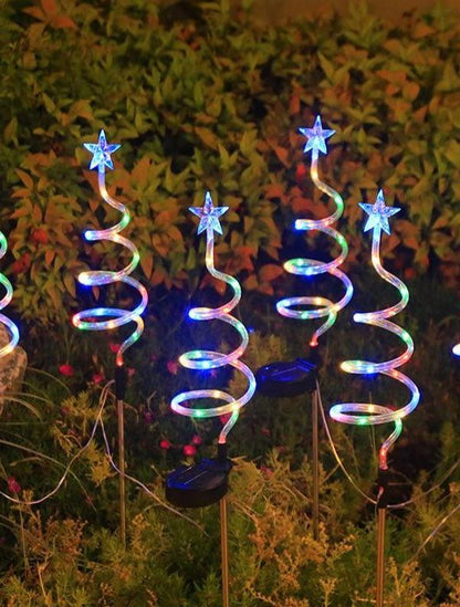 Luz cálida para acampar al aire libre en el césped de Navidad