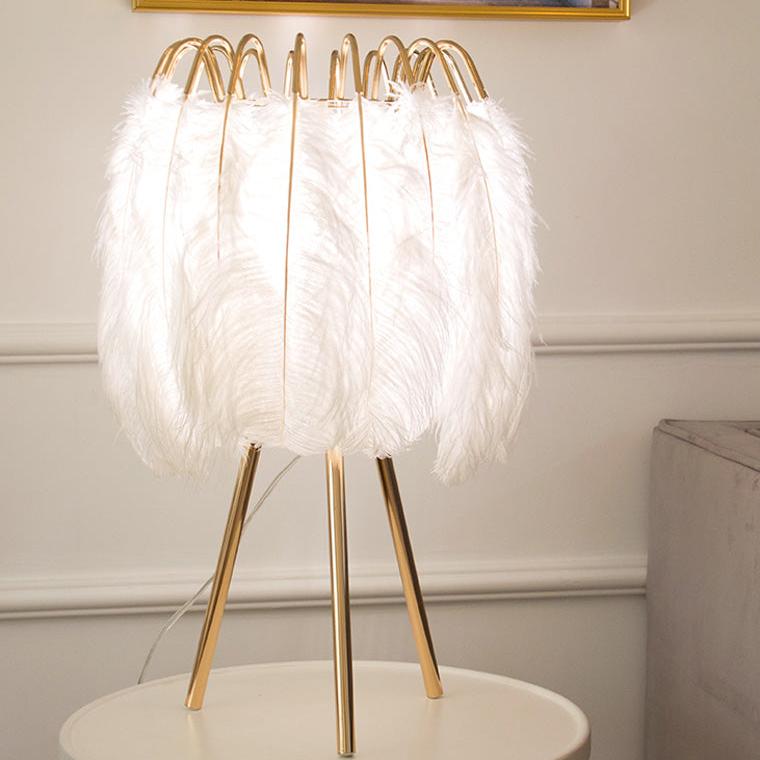 Lampe de table à plumes sur trépied élégante