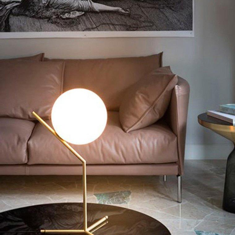 Lampe de table en forme de globe en verre laiteux