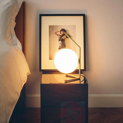 Lampe de table en forme de globe en verre laiteux