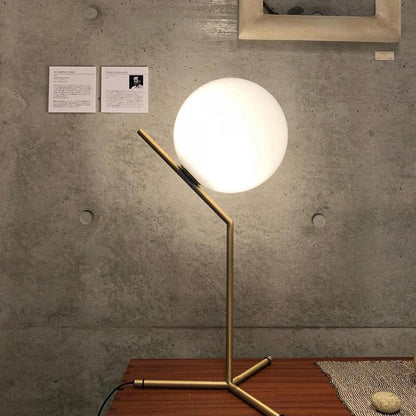 Lampe de table en forme de globe en verre laiteux