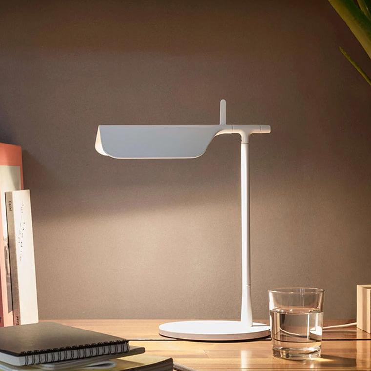 Lampe de bureau élégante à petit bras réglable