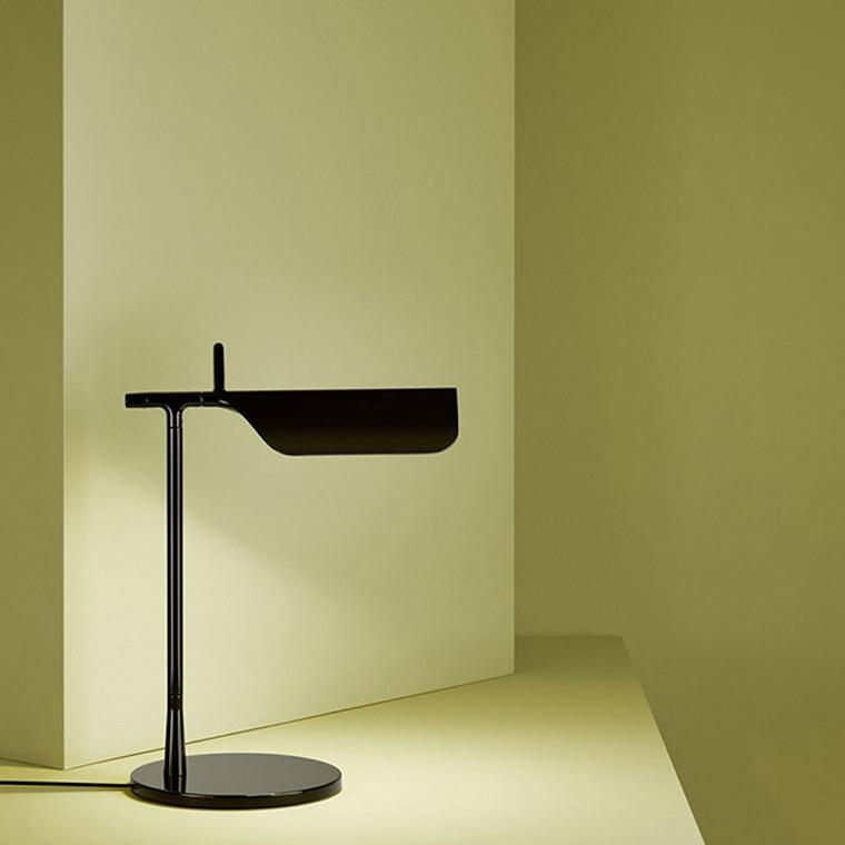 Lampe de bureau élégante à petit bras réglable