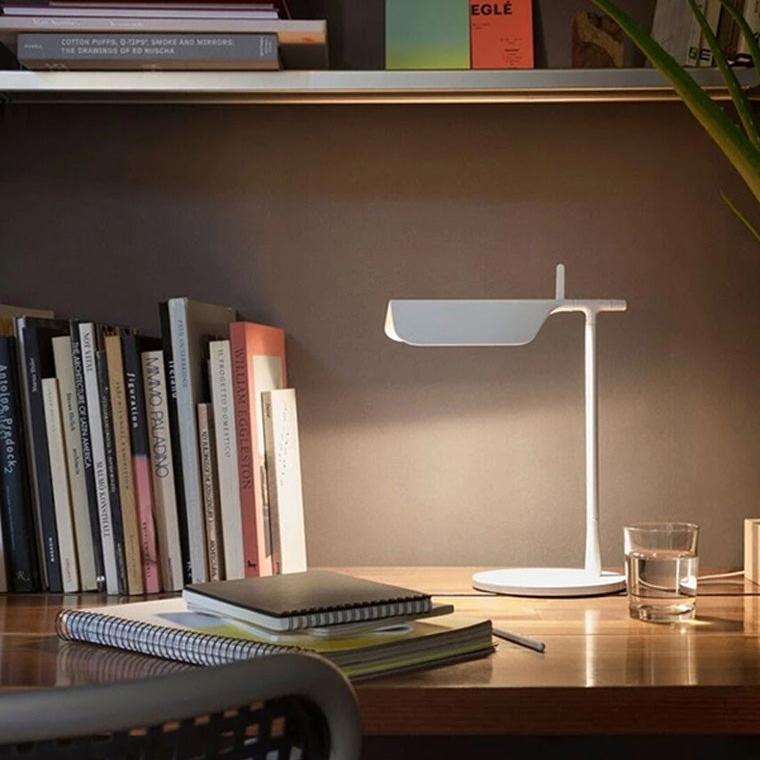 Lampe de bureau élégante à petit bras réglable