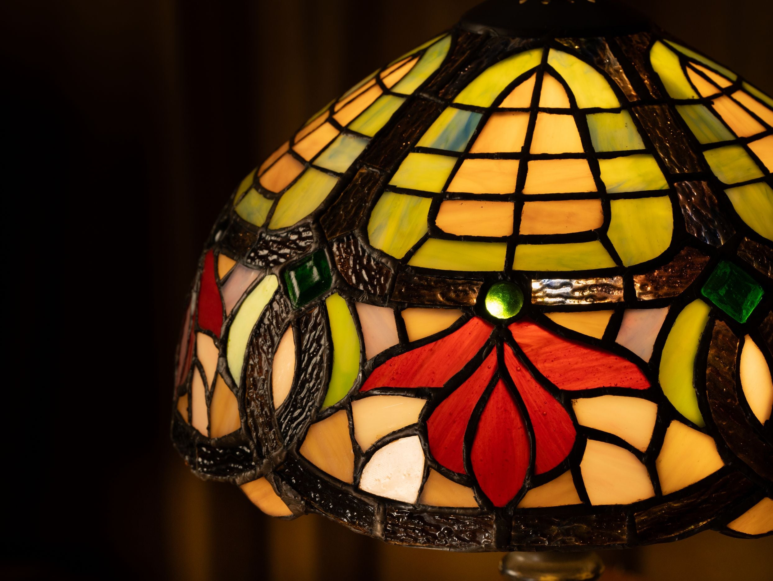 Crimson Bloom Tiffany Table Lamp