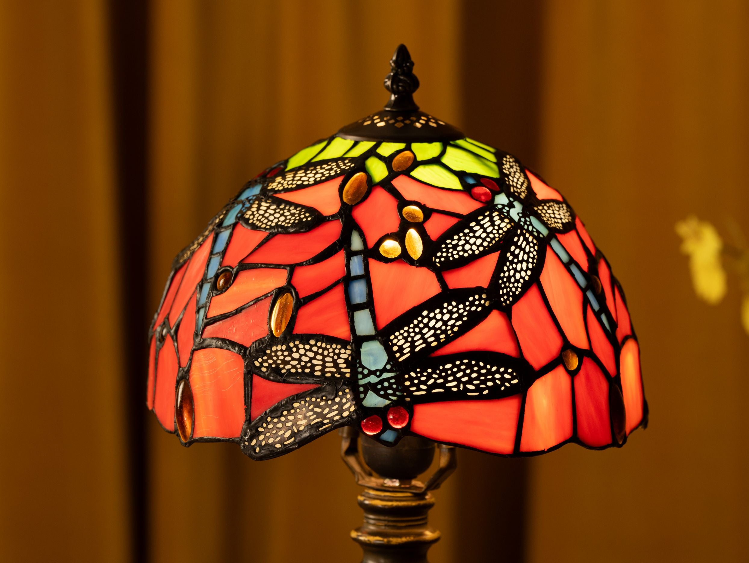 Crimson Flight Tiffany Table Lamp