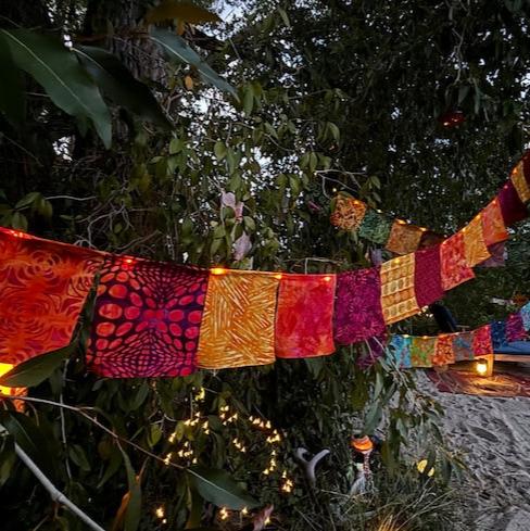 Guirlande lumineuse de Noël avec une bannière joyeuse